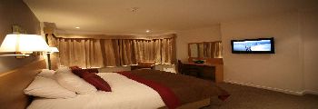 Quality Skyline Hotel bedroom
