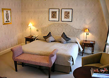 Leonard Hotel - Deluxe Bedroom