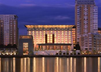 Canary Riverside Plaza Hotel
