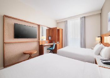 courtyard by marriott gatwick airport bedroom