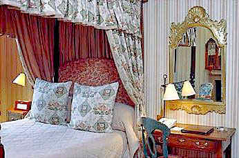 Four poster bedroom