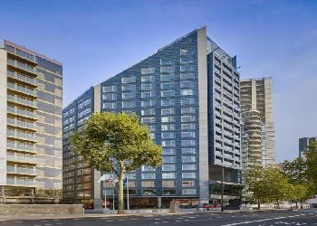 Plaza On The River Club And Residence