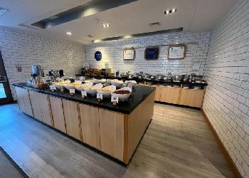 Holiday Inn Express Epsom Downs