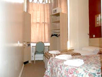 109 Warwick House Apartments - Bedroom