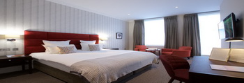 54 Queens Gate Hotel - bedroom