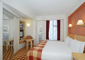 Kensington Close Hotel bedroom