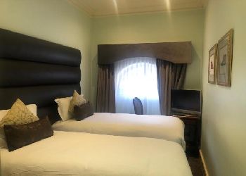 Leonard Hotel And Residence