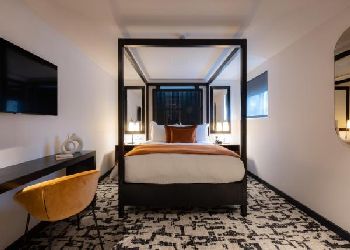 La Suite West Hotel