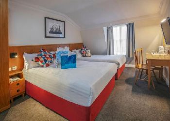  Twin Bedroom